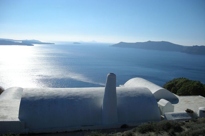 Hiking activity through the volcanic land of wonder - Starting in Fira: steps, shops, and a fast way to get out of the noise
