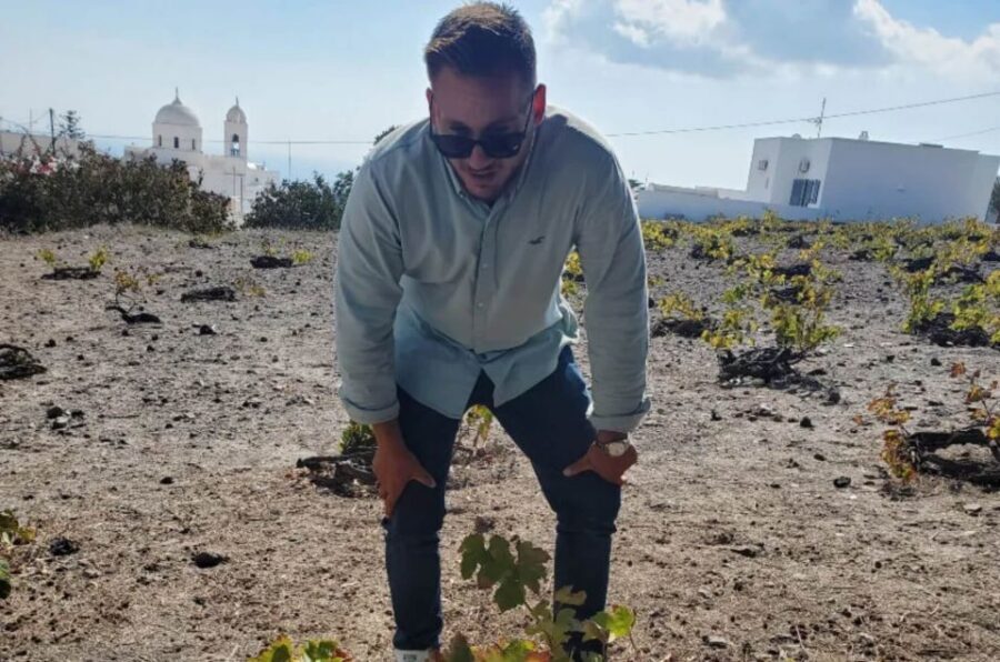 Santorini: Guided Highlights Tour with Private Wine Tasting - Getting Oriented in Santorini With a Private Pickup