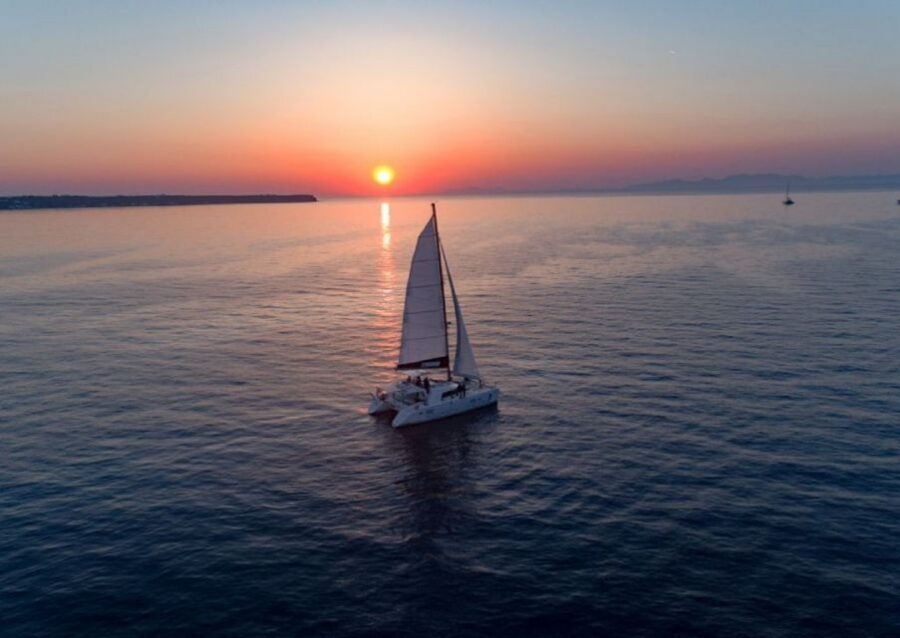 Santorini: Private Sunset Cruise with Dinner and Drinks - A private Santorini sunset cruise that actually feels intimate
